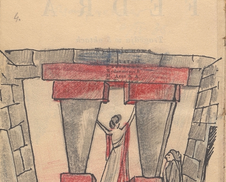 Zdjęcie jednej z kart egzemplarza reżyserskiego scenariusza do spektaklu „Fedra” na podstawie tekstu Jeana Racine’a w przekładzie Tadeusza Boya Żeleńskiego. Na pożółkłej kartce znajduje się rysunek, który przedstawia szaro-czerwone dekoracje teatralne ukazujące salę kamiennego starożytnego pałacu z dwiema kolumnami, z kamiennymi ścianami i posadzką w kolorach szachownicy. Pośrodku narysowana jest postać kobiety w biało-szarej długiej sukni z czerwonym szalem, z uniesionymi rękami, a z prawej strony stoi inna kobieta, w szarej szacie. Na kartce przebijają słowa ze strony tytułowa scenariusza.