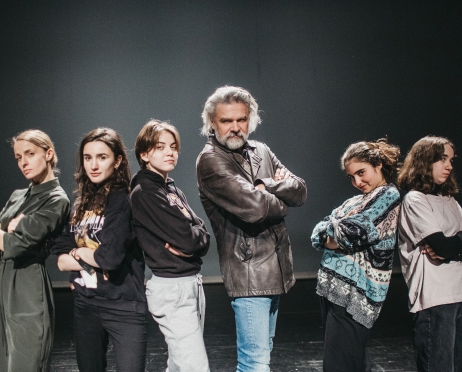 Na zdjęciu pięć młodych kobiet. Pomiędzy nimi dyrektor Teatru Słowackiego Krzysztof Głuchowski. Sfotografowani od kolan w górę, stoją w rzędzie, mają założone ręce za ręce. Wszyscy pozują do zdjęcia robiąc poważne miny.