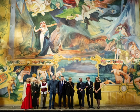 Na scenie na tle wielkiej kurtyny Stanisława Wyspiańskiego w Teatrze Słowackiego stoi dziewięć osób: kobiety i mężczyźni. Wszyscy stoją w rzędzie, pozują do zdjęcia.