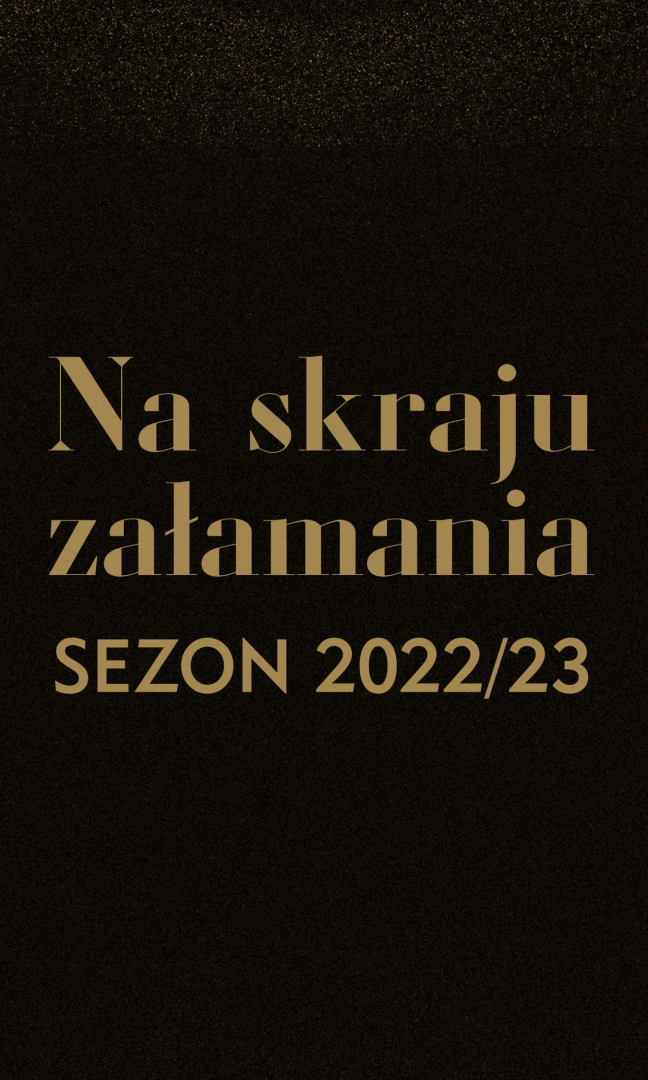 Na zdjęciu plakat. Na czarnym tle na środku napis złotymi literami: na skraju załamania, sezon 2022/23. Plakat jest minimalistyczny.