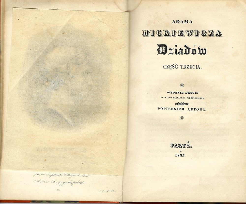 Na zdjęciu otwarta książka. Jest to egzemplarz “Dziadów”. Po prawej stronie na górze napis większymi literami Adam Mickiewicz. Poniżej na środku wytłuszczony napis czarnymi literami Dziady. Poniżej mniejszymi czarnymi drukowanymi literami napis CZĘŚĆ TRZECIA. Na dole małymi literami napis PARIS a pod nim data 1833 rok. Tło jest białe. Po lewej stronie biała kalka przez którą przebija popiersie Adama Mickiewicza.