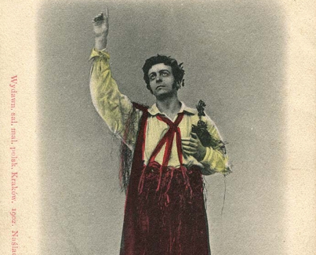 Zdjęcie to stara, pożółkła, kolorowana pocztówka z 1902 roku. Na środku, praktycznie na całej powierzchni zdjęcia stoi mężczyzna z uniesionym wysoko do góry palcem wskazującym prawej ręki. Jego wzrok podąża za ręką w kierunku nieba. Młodzieniec ma na sobie elegancką koszulę i długą bordową spódnicę. Nad nim czerwonym kolorem wydrukowany napis: Adam Mickiewicz „Dziady”. Cytat z Dziadów: „Gustaw: Bo słuchajcie i zważcie u siebie/ Że według Bożego rozkazu, Kto za życia choć raz był w niebie, Ten po śmierci nie trafi od razu”. Z lewej strony pocztówki w skrótowej postaci napis: „Wydawnictwo salonu malarstwa polskiego Kraków 1902,  naśladownictwo zastrzeżone”.