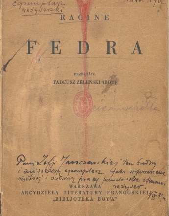 Zdjęcie karty tytułowej egzemplarza reżyserskiego scenariusza do spektaklu „Fedra” na podstawie tekstu Jeana Racine’a w przekładzie Tadeusza Boya Żeleńskiego. To pożółkły ze starości maszynopis z ręcznie dopisanymi notatkami wykonanymi czarnym tuszem lub atramentem. Na środku karty odbita jest czerwona, owalna pieczątka biblioteczna. W dolnej części karty odręcznie napisana jest dedykacja napisana przez reżysera.
