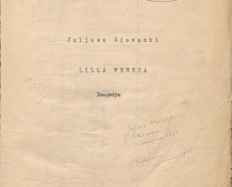 Zdjęcie karty tytułowej egzemplarza teatralnego scenariusza do spektaklu “Lilla Weneda” na podstawie tekstu Juliusza Słowackiego. To pożółkły ze starości maszynopis z ręcznie dopisanymi notatkami wykonanymi ołówkiem. W prawym górnym rogu przybita jest pieczątka biblioteczna oraz dwa zapisy numeryczne.