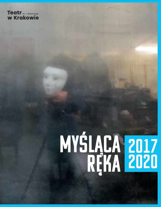 Zdjęcie przedstawia okładkę książki. Na okładce jest bardzo rozmazane, ciemne zdjęcie przedstawiające różne postacie i jedna, białą maskę. Na tym tle w lewym górnym rogu jest czarny logotyp Teatr w Krakowie. W prawym, dolnym rogu jest napis MYŚLĄCA RĘKA 2017-2020. Okładka ma niebieską obramówkę.