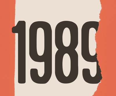 Grafika przedstawia dużą liczbę 1989, zapisaną bardzo dużą, pogrubioną, zaokrągloną czcionką w ciemnobrązowym kolorze. Cyfry zajmują niemal całą powierzchnię jasnego, kremowego prostokąta, który wygląda jak kartka papieru. Prawa krawędź tej kartki jest nieregularna i postrzępiona, jakby została wyrwana lub rozdarta. Tło całej kompozycji jest jednolite, w intensywnym pomarańczowym kolorze.