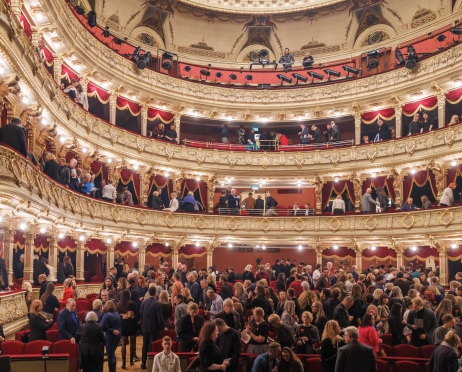 Na zdjęciu widownia Teatru im. Juliusza Słowackiego w Krakowie. Ludzie wstają ze swoich miejsc. Wygląda, jakby właśnie zakończył się spektakl.