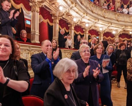 Na zdjęciu widownia Teatru im. Juliusza Słowackiego w Krakowie. Wszystkie miejsca są zajęte. Ludzie stoją i klaszczą.