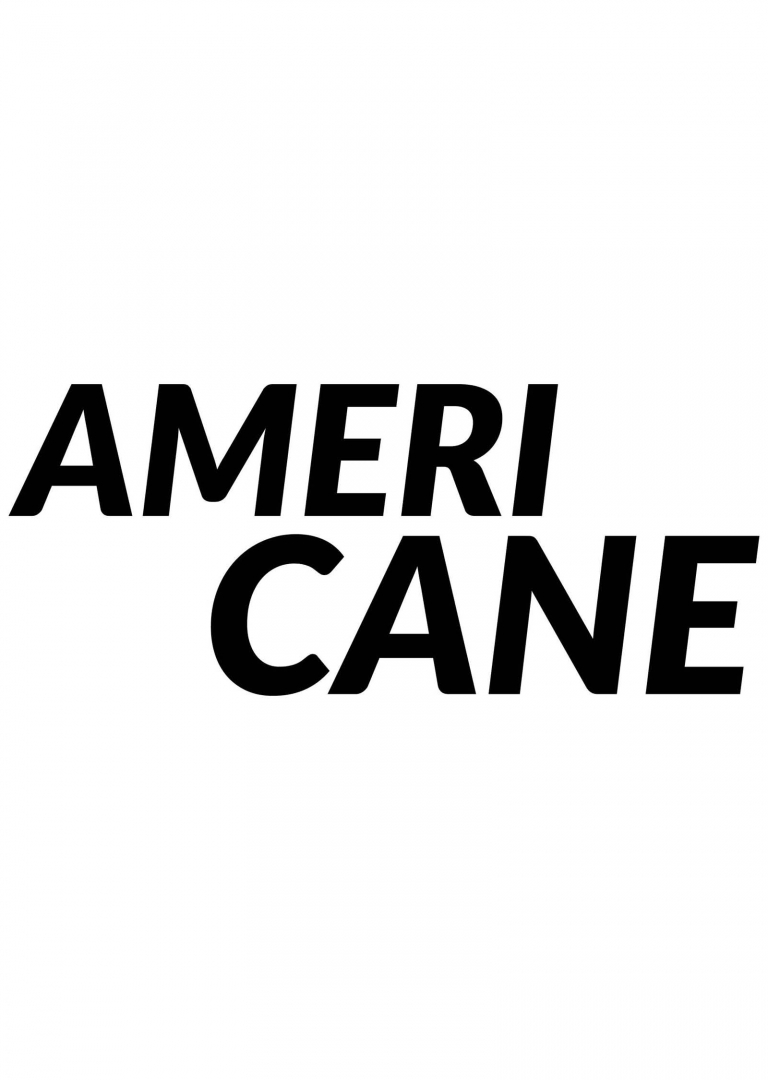 Grafika promująca spektakl “Americane”. Na białym tle czarnymi, drukowanymi literami centralnie umieszczono w dwóch wierszach napis "AMERI CANE".