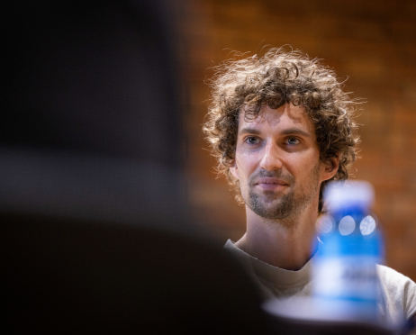 W sali prób Teatru przy ulicy Radziwiłłowskiej 35-letni aktor Karol Kubasiewicz siedzi przy stole podczas próby czytanej spektaklu. Ma jasną cerę, krótką brodę oraz gęste, ciemnoblond, mocno kręcone włosy. Ubrany jest w jasny T-shirt bez rękawów z okrągłym dekoltem. Patrzy uważnie przed siebie z lekkim uśmiechem. Na pierwszym planie, nieostro, widoczna jest niebieska butelka z napojem izotonicznym oraz sylwetki innych uczestników próby. W tle widoczna jest ceglana ściana.