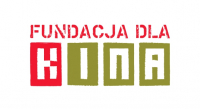 Logo Fundacji dla Kina. U góry znajduje się czerwony napis „FUNDACJA DLA”, zapisany wielkimi, wąskimi literami o geometrycznych kształtach. Poniżej widnieje duży, stylizowany napis „KINO”, złożony z czterech kwadratowych znaków: pierwszy jest czerwony, a trzy pozostałe zielone, w kolorze oliwki. W każdym kwadracie białe wycięcia tworzą geometryczne formy liter.