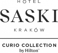 Logo hotelu Saski Kraków, Curio Collection by Hilton, na białym tle. Składa się z pięciu wierszy tekstu: u góry mały napis „HOTEL” z szerokimi odstępami między literami, poniżej duży napis „SASKI” elegancką czcionką szeryfową, a pod nim mniejszy napis „KRAKÓW” z szerokimi odstępami między literami. Czwarty wiersz, „CURIO COLLECTION”, zapisany pogrubioną czcionką bezszeryfową, a piąty, „by Hilton”, mniejszą czcionką. Między trzecim a czwartym wierszem znajduje się cienka, pozioma czarna linia.