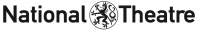 Logo National Theatre na jasnym tle. Tekst ułożony poziomo. Nazwa „National Theatre” zapisana jest czarnymi, prostymi literami w jednym wierszu. Pomiędzy wyrazami znajduje się okrągły, czarny emblemat. W jego wnętrzu widoczna jest stylizowana postać lwa w ruchu, nawiązująca do czeskiego herbu.