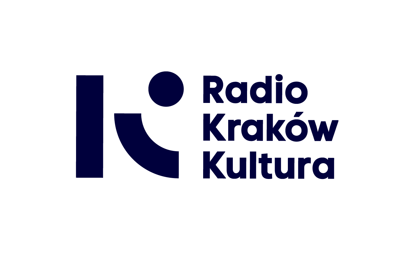 Logo Radia Kraków Kultura. Po prawej stronie napis „Radio Kraków Kultura”, zapisany granatową, grubą bezszeryfową czcionką w trzech wierszach. Po lewej stronie znak graficzny złożony z trzech elementów: pionowego prostokąta po lewej, koła w górnej części po prawej stronie prostokąta oraz kształtu przypominającego fragment łuku, umieszczonego pod kołem.
