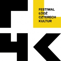 Logotyp wpisany w kwadrat, zbudowany z czterech mniejszych kwadratów. W każdym kwadracie znak graficzny-czarny przypominający pierwsze litery nazwy festiwalu. W kwadracie w prawym górnym rogu żółty znak graficzny w kształcie litery L a na nim czarny napis w czterech wierszach: Festiwal Łódź Czterech Kultur.