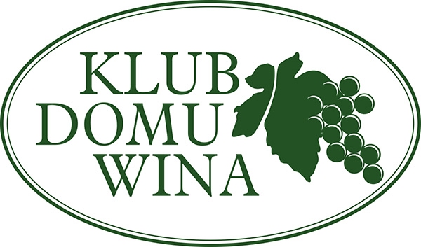 Logotyp jest wpisany w owal, ma kolor zielony. Wewnątrz owalu, po lewej stronie napis w trzech wierszach KLUB DOMU WINA. Drugi wiersz jest bardziej wysunięty na lewą stronę. Po prawej stronie wewnątrz owalu kiść winogron z liściem.