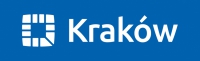 Logotyp wpisany w prostokąt. ¾ prostokąta od góry ma niebieskie tło. Na nim po lewej stronie biały kwadrat z pustym środkiem, obok biały napis Kraków. Poniżej na białym tle niebieski napis Projekt finansowany ze środków Miasta Krakowa