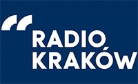 Logotyp to napis Radio Kraków pisany granatowym kolorem na białym tle. Nazwa jest wpisana w kształt prostokąta, w dwóch wierszach. W lewym górnym rogu nad literą R są dwie półokrągłe linie przypominające rysunek fal radiowych.