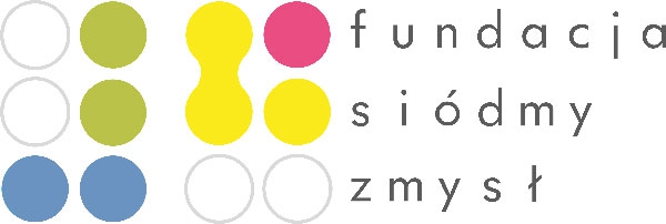 Logo fundacji Siódmy Zmysł. Na białym tle dwa sześciopunkty w języku Braille'a. Tworzące je koła mają kolory: niebieski, zielony, żółty i różowy. Po prawej stronie napis: Fundacja Siódmy Zmysł.