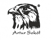 Logotyp to głowa sokoła widziana z  lewego profilu, szkicowana czarną kreską. Pod głową na szerokość szyi napis fontem pisanym Artur Sokół.