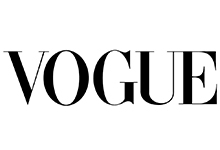 Kremowy prostokąt w który wpisany jest napis “Vogue”. Litery czarne, wielkie, drukowane, pojedyncze kreski pogrubione. W środek litery O wpisany mniejszy napis POLSKA.