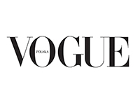 Kremowy prostokąt w który wpisany jest napis “Vogue”. Litery czarne, wielkie, drukowane, pojedyncze kreski pogrubione. W środek litery O wpisany mniejszy napis POLSKA.