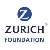 Logo Zurich Foundation. W niebieskim kole biała litera "Z". Poniżej na białym tle granatowy napis "Zurich Foundation".