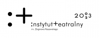 Logotyp w kształcie prostokąta, czarne napisy na białym tle. Od lewej duże znaki graficzne: dwukropek i plus oraz mniejszy dopisek ”instytut teatralny”